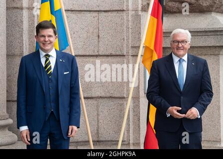 Stockholm, Suède. 07septembre 2021. Le président fédéral Frank-Walter Steinmeier (r) est accueilli au Parlement suédois par Andreas Norlen, président du Parlement suédois. Le président Steinmeier et sa femme sont en Suède pour une visite d'État de trois jours à l'invitation du couple royal suédois. Credit: Bernd von Jutrczenka/dpa/Alamy Live News Banque D'Images