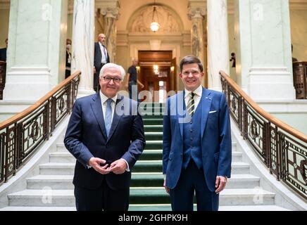 Stockholm, Suède. 07septembre 2021. Le président fédéral Frank-Walter Steinmeier (l) est accueilli au Parlement suédois par Andreas Norlen, président du Parlement suédois. Le président Steinmeier et sa femme sont en Suède pour une visite d'État de trois jours à l'invitation du couple royal suédois. Credit: Bernd von Jutrczenka/dpa/Alamy Live News Banque D'Images