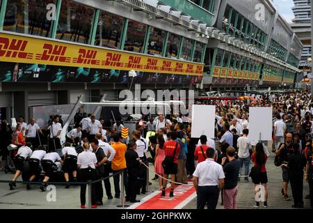 Ventilateurs dans la fosse. 17.09.2017. Formula 1 World Championship, Rd 14, Grand Prix de Singapour, Marina Bay Street circuit, Singapour, Race Day. Le crédit photo doit être lu : images XPB/Press Association. Banque D'Images