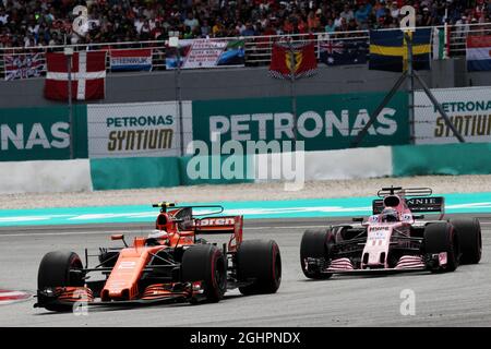 Stoffel Vandoorne (bel) McLaren MCL32 et Sergio Perez (MEX) Sahara Force India F1 VJM10 bataille pour la position. 01.10.2017. Championnat du monde de Formule 1, Rd 15, Grand Prix de Malaisie, Sepang, Malaisie, Dimanche. Le crédit photo doit être lu : images XPB/Press Association. Banque D'Images