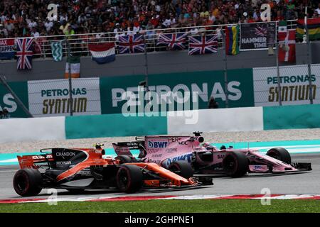 Stoffel Vandoorne (bel) McLaren MCL32 et Sergio Perez (MEX) Sahara Force India F1 VJM10 bataille pour la position. 01.10.2017. Championnat du monde de Formule 1, Rd 15, Grand Prix de Malaisie, Sepang, Malaisie, Dimanche. Le crédit photo doit être lu : images XPB/Press Association. Banque D'Images