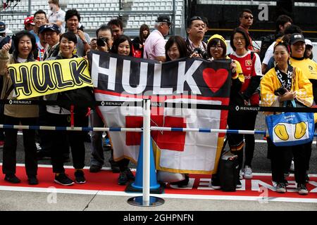 Nico Hulkenberg (GER) fans de Renault Sport F1 Team. 05.10.2017. Championnat du monde de Formule 1, Rd 16, Grand Prix japonais, Suzuka, Japon, Journée de préparation. Le crédit photo doit être lu : images XPB/Press Association. Banque D'Images