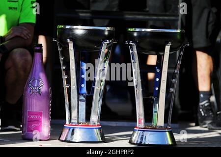 Trophées pour la Mercedes AMG F1. Grand Prix des États-Unis, dimanche 22 octobre 2017. Circuit of the Americas, Austin, Texas, États-Unis. 22.10.2017. Formula 1 World Championship, Rd 17, États-Unis Grand Prix, Austin, Texas, États-Unis, Race Day. Le crédit photo doit être lu : images XPB/Press Association. Banque D'Images