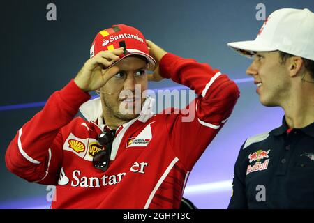 (De gauche à droite) : Sebastian Vettel (GER) Ferrari et Pierre Gasly (FRA) Scuderia Toro Rosso à la Conférence de presse de la FIA. 26.10.2017. Championnat du monde de Formule 1, Rd 18, Grand Prix mexicain, Mexico, Mexique, Journée de préparation. Le crédit photo doit être lu : images XPB/Press Association. Banque D'Images