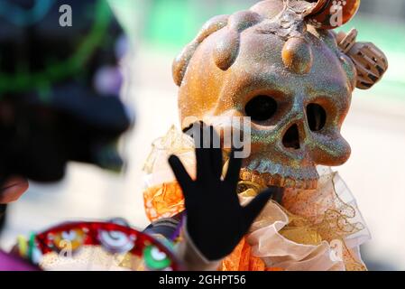 Les costumes du jour des morts dans les fosses. 26.10.2017. Championnat du monde de Formule 1, Rd 18, Grand Prix mexicain, Mexico, Mexique, Journée de préparation. Le crédit photo doit être lu : images XPB/Press Association. Banque D'Images