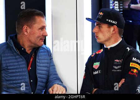 Max Verstappen (NLD) Red Bull Racing (à droite) avec son père Jos Verstappen (NLD). 27.10.2017. Championnat du monde de Formule 1, Rd 18, Grand Prix mexicain, Mexico, Mexique, Journée d'entraînement. Le crédit photo doit être lu : images XPB/Press Association. Banque D'Images