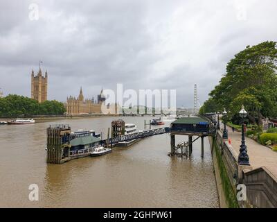 Londres, Royaume-Uni - 30 juillet 2021 : vue sur la Tamise depuis le pont de Lambeth avec le Palais de Westminster, la Chambre des communes et le London Eye dans le b Banque D'Images