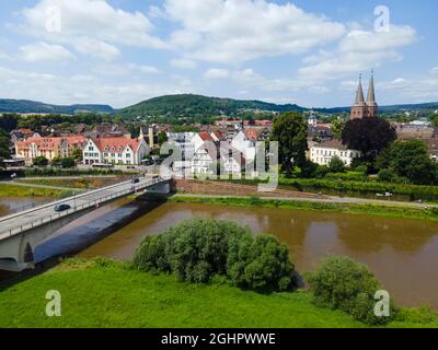 Tir de drone du Weser avec Hoexter, Weserbergland, Rhénanie-du-Nord-Westphalie, Allemagne Banque D'Images