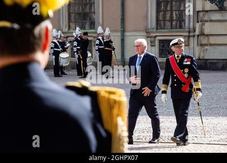 Stockholm, Suède. 07septembre 2021. Le président fédéral Frank-Walter Steinmeier (l) est accueilli avec des honneurs militaires par le roi Carl XVI Gustaf au Palais Royal. Le président Steinmeier et sa femme sont en Suède pour une visite d'État de trois jours à l'invitation du couple royal suédois. Credit: Bernd von Jutrczenka/dpa/Alamy Live News Banque D'Images