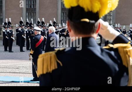 Stockholm, Suède. 07septembre 2021. Le président fédéral Frank-Walter Steinmeier (r) est accueilli avec des honneurs militaires par le roi Carl XVI Gustaf au Palais Royal. Le président Steinmeier et sa femme sont en Suède pour une visite d'État de trois jours à l'invitation du couple royal suédois. Credit: Bernd von Jutrczenka/dpa/Alamy Live News Banque D'Images