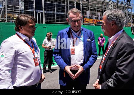 Hans Erik Tuijt (NLD) Heineken Directeur mondial des commandites (à gauche) avec Chase Carey (États-Unis) Président du Groupe de Formule 1 (à droite) sur la grille. 12.11.2017. Championnat du monde de Formule 1, Rd 19, Grand Prix brésilien, Sao Paulo, Brésil, Jour de la course. Le crédit photo doit être lu : images XPB/Press Association. Banque D'Images