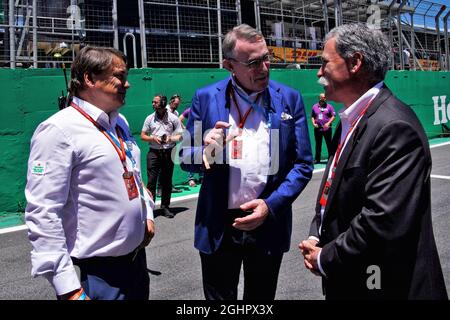 Hans Erik Tuijt (NLD) Heineken Directeur mondial des commandites (à gauche) avec Chase Carey (États-Unis) Président du Groupe de Formule 1 (à droite) sur la grille. 12.11.2017. Championnat du monde de Formule 1, Rd 19, Grand Prix brésilien, Sao Paulo, Brésil, Jour de la course. Le crédit photo doit être lu : images XPB/Press Association. Banque D'Images