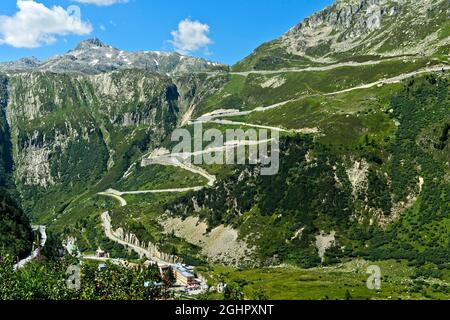 Vue sur la colonie de Gletsch avec l'Hôtel Glacier du Rhône, serpentins de la route du col, Col de Grimsel, Obergoms, Valais, Suisse Banque D'Images