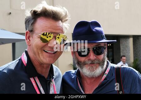 (De gauche à droite): Gordon Ramsey (GBR) Chef de célébrité avec Liam Cunningham (IRE) acteur. 26.11.2017. Championnat du monde de Formule 1, Rd 20, Grand Prix d'Abu Dhabi, circuit Yas Marina, Abu Dhabi, jour de la course. Le crédit photo doit être lu : images XPB/Press Association. Banque D'Images