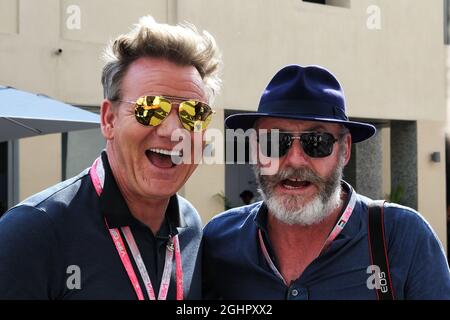 (De gauche à droite): Gordon Ramsey (GBR) Chef de célébrité avec Liam Cunningham (IRE) acteur. 26.11.2017. Championnat du monde de Formule 1, Rd 20, Grand Prix d'Abu Dhabi, circuit Yas Marina, Abu Dhabi, jour de la course. Le crédit photo doit être lu : images XPB/Press Association. Banque D'Images