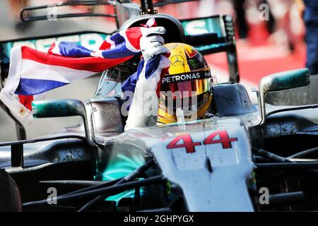 Lewis Hamilton (GBR) Mercedes AMG F1 W08 fête son entrée au parc ferme. Grand Prix du Canada, dimanche 11 juin 2017. Montréal, Canada. Banque D'Images