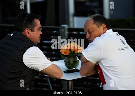 (De gauche à droite) : Eric Boullier (FRA) Directeur de course McLaren avec Frederic Vasseur (FRA) Sauber F1 Team, Directeur de l'équipe. 22.03.2018. Championnat du monde de Formule 1, Rd 1, Grand Prix d'Australie, Albert Park, Melbourne, Australie, jour de préparation. Le crédit photo doit être lu : images XPB/Press Association. Banque D'Images