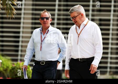 (De gauche à droite) : Martin Brundle (GBR) commentateur de Sky Sports avec Ross Brawn (GBR) Directeur général, Sports motorisés. 05.04.2018. Championnat du monde de Formule 1, Rd 2, Grand Prix de Bahreïn, Sakhir, Bahreïn, Journée de préparation. Le crédit photo doit être lu : images XPB/Press Association. Banque D'Images