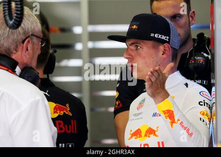 (De gauche à droite): Dr Helmut Marko (AUT) Red Bull Motorsport Consultant avec Max Verstappen (NLD) Red Bull Racing. 07.04.2018. Championnat du monde de Formule 1, Rd 2, Grand Prix de Bahreïn, Sakhir, Bahreïn, Jour de qualification. Le crédit photo doit être lu : images XPB/Press Association. Banque D'Images