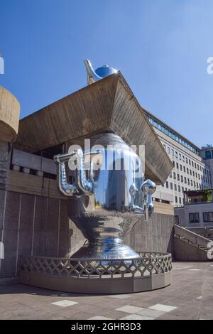Londres, Royaume-Uni. 7 septembre 2021. Samovar, une sculpture à grande échelle du collectif d'art Slaves et Tatars de Berlin, a été dévoilée à la Hayward Gallery, Southbank. Le nouveau travail « fait le point sur l'histoire multiculturelle et coloniale du thé », et comprend une chaudière à eau gonflable géante, une théière et un plateau de service. Le travail sera exposé jusqu'au 14 novembre 2021. (Crédit : Vuk Valcic / Alamy Live News) Banque D'Images
