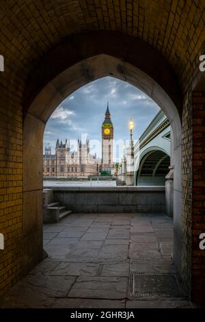 Vue par l'arcade sur le pont de Westminster avec la Tamise et le palais de Westminster, le Parlement, Big Ben, au crépuscule, la ville de Westminster Banque D'Images