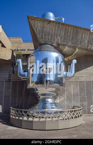 Londres, Royaume-Uni. 7 septembre 2021. Samovar, une sculpture à grande échelle du collectif d'art Slaves et Tatars de Berlin, a été dévoilée à la Hayward Gallery, Southbank. Le nouveau travail « fait le point sur l'histoire multiculturelle et coloniale du thé », et comprend une chaudière à eau gonflable géante, une théière et un plateau de service. Le travail sera exposé jusqu'au 14 novembre 2021. (Crédit : Vuk Valcic / Alamy Live News) Banque D'Images