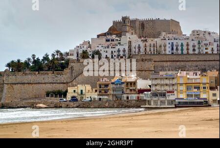 Peñiscola, Espagne: Le château et la vieille ville de la plage sud (Playa sur) Banque D'Images