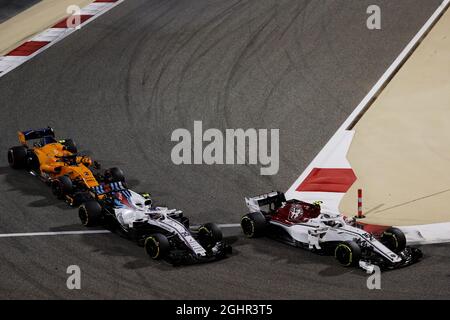 Charles Leclerc (mon) Sauber F1 Team C37 et Sergey Sirotkin (RUS) Williams FW41. 08.04.2018. Championnat du monde de Formule 1, Rd 2, Grand Prix de Bahreïn, Sakhir, Bahreïn, Jour de la course. Le crédit photo doit être lu : images XPB/Press Association. Banque D'Images