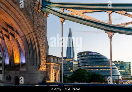 Gratte-ciel le Shard et London City Hall dans la soirée, plus London Riverside, vu à travers les poutres de Tower Bridge, Londres, Angleterre, United Banque D'Images