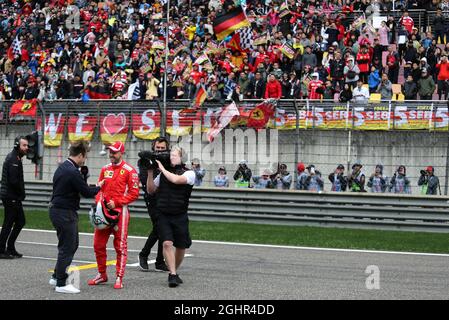 Pole sitter Sebastian Vettel (GER) Ferrari avec Davide Valsecchi (ITA) Sky F1 Italia Presenter dans la qualification parc ferme. 14.04.2018. Championnat du monde de Formule 1, Rd 3, Grand Prix de Chine, Shanghai, Chine, Jour de qualification. Le crédit photo doit être lu : images XPB/Press Association. Banque D'Images