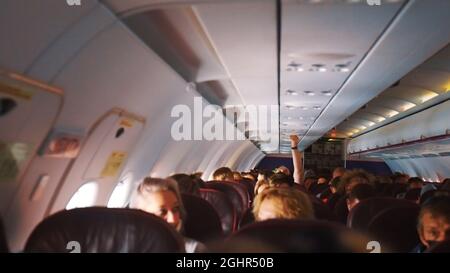 Benidorm, Espagne 18.08.2021 intérieur d'un grand avion moderne avec des passagers assis dans les sièges. La photo est prise de l'intérieur de l'avion en Espagne. Vue intérieure d'un avion. Concept de voyage. Banque D'Images