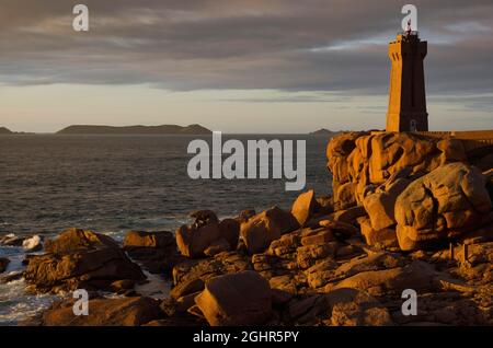 Phare de Ploumanac'h, rocher de Granite, Ploumanac'h, Côte de granit Rose, Côtes-d'Armor, Bretagne, France Banque D'Images