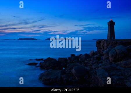 Tir au crépuscule, phare de Ploumanac'h, rochers en granit, Ploumanac'h, Côte de granit Rose, Côtes-d'Armor, Bretagne, France Banque D'Images