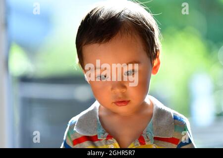 Tout-petit, 2 ans, multiethnique, eurasien, portrait, Bien pensé, Stuttgart, Bade-Wurtemberg, Allemagne Banque D'Images