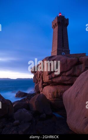 Tir au crépuscule, phare de Ploumanac'h, rochers en granit, Ploumanac'h, Côte de granit Rose, Côtes-d'Armor, Bretagne, France Banque D'Images