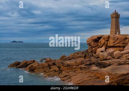 Phare de Ploumanac'h, rocher de Granite, Ploumanac'h, Côte de granit Rose, Côtes-d'Armor, Bretagne, France Banque D'Images