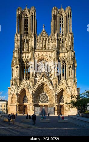 Façade Ouest, Cathédrale notre-Dame, site classé au patrimoine mondial de l'UNESCO, Reims, Champagne, France Banque D'Images