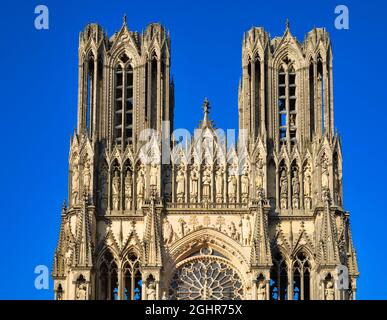 Façade Ouest, Cathédrale notre-Dame, site classé au patrimoine mondial de l'UNESCO, Reims, Champagne, France Banque D'Images