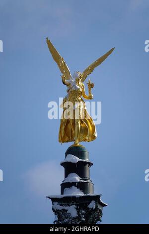 Ange de la paix ou monument de la paix au-dessus du Prinzregent-Luitpold-terrasse dans le Maximilianlagen et Luitpoldbruecke ou Prinzregenbruecke au-dessus du Banque D'Images