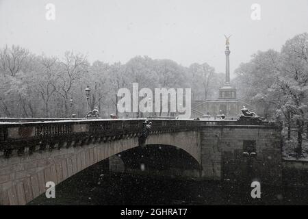 Ange de la paix ou Monument de la paix au-dessus de la terrasse Prinzregent-Luitpold dans le pont Maximiliansanlagen et Luitpold ou le pont Prinzregenten au-dessus de la Banque D'Images