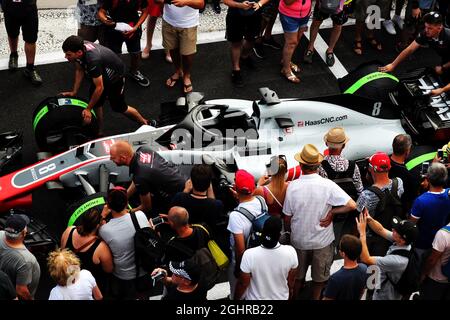 Les Haas VF-18 de Romain Grosjean (FRA) et les fans dans la voie de la fosse. 21.06.2018. Championnat du monde de Formule 1, Rd 8, Grand Prix de France, Paul Ricard, France, Journée de préparation. Le crédit photo doit être lu : images XPB/Press Association. Banque D'Images