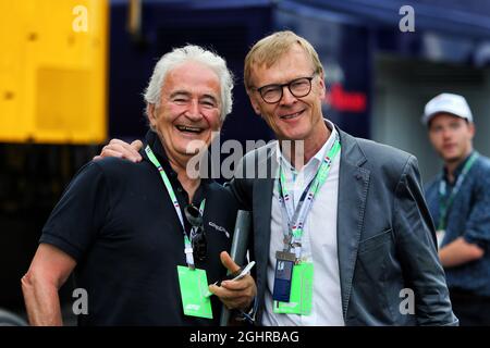 (De gauche à droite): Hugues de Chaunac (FRA) patron d'Oreca avec Ari Vatanen (fin) ancien champion du monde de rallye. Grand Prix de France, samedi 23 juin 2018. Paul Ricard, France. 23.06.2018. Championnat du monde de Formule 1, Rd 8, Grand Prix de France, Paul Ricard, France, Jour de qualification. Le crédit photo doit être lu : images XPB/Press Association. Banque D'Images