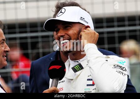 Lewis Hamilton (GBR) Mercedes AMG F1 en qualification parc ferme avec Jean Alesi (FRA). 23.06.2018. Championnat du monde de Formule 1, Rd 8, Grand Prix de France, Paul Ricard, France, Jour de qualification. Le crédit photo doit être lu : images XPB/Press Association. Banque D'Images