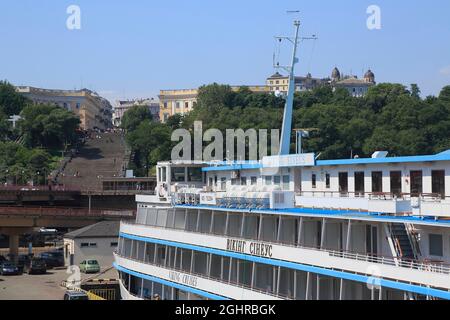 Port d'Odessa avec bateau de croisière Viking Sineus, Potemkin Steps et la vieille ville dans le dos, Odessa, Ukraine Banque D'Images