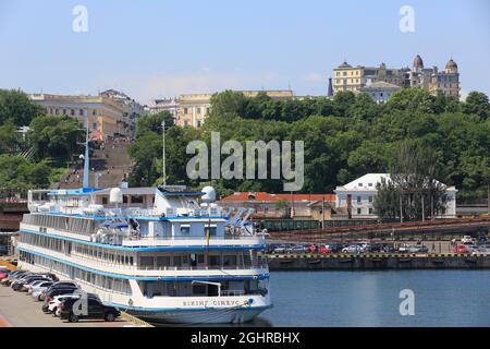 Port d'Odessa avec bateau de croisière Viking Sineus, Potemkin Steps et la vieille ville dans le dos, Odessa, Ukraine Banque D'Images