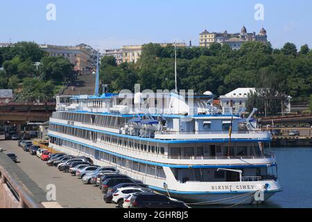 Port d'Odessa avec bateau de croisière Viking Sineus, Potemkin Steps et la vieille ville dans le dos, Odessa, Ukraine Banque D'Images