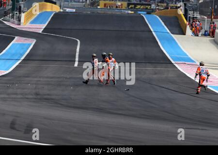 Les marshals effacent les débris du circuit. 24.06.2018. Championnat du monde de Formule 1, Rd 8, Grand Prix de France, Paul Ricard, France, Jour de la course. Le crédit photo doit être lu : images XPB/Press Association. Banque D'Images