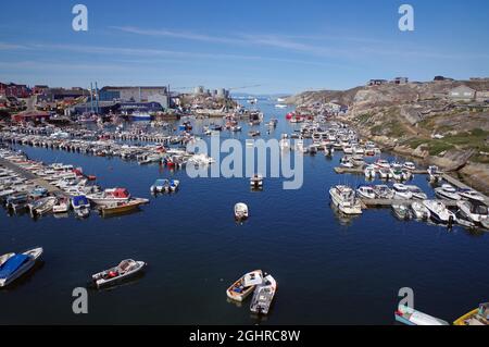 Bateaux de loisirs amarrés dans le port, environnement stérile, été, Ilulissat, Disko Bay, Groenland, Danemark Banque D'Images