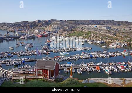 Bateaux de loisirs amarrés dans le port, environnement stérile, été, Ilulissat, Disko Bay, Groenland, Danemark Banque D'Images