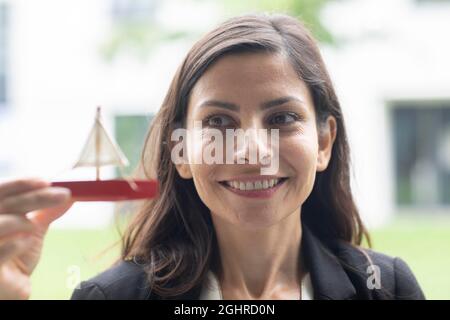 Directeur sérieux d'âge moyen extérieur avec maquette de voile à la main, Fribourg, Bade-Wurtemberg, Allemagne Banque D'Images